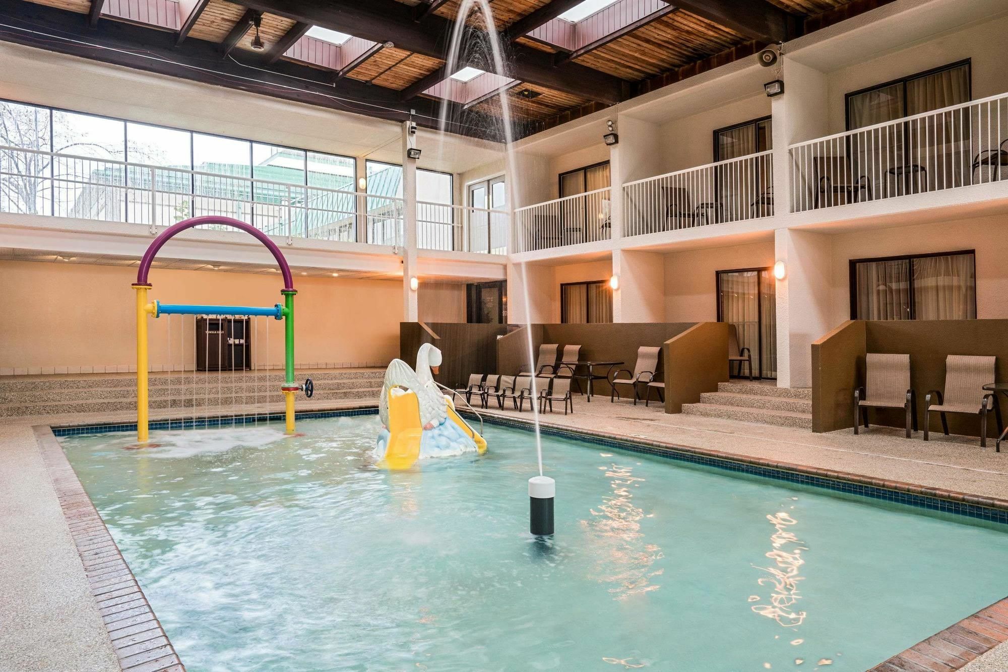 Ramada By Wyndham Plymouth Hotel & Conference Center Exterior foto